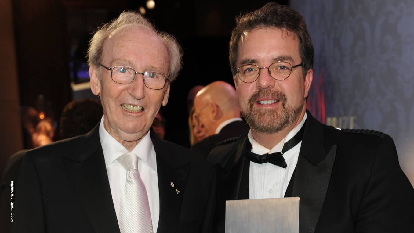 Picture of Will Ferguson receiving the Giller Prize for his book 419