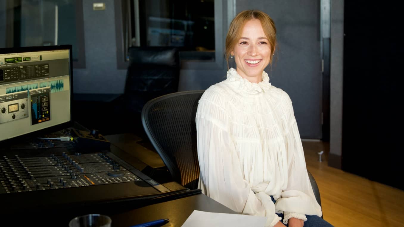 Karine Vanasse pose dans le studio d’enregistrement de la narration lu livre audio de Captive de Margaret Atwood